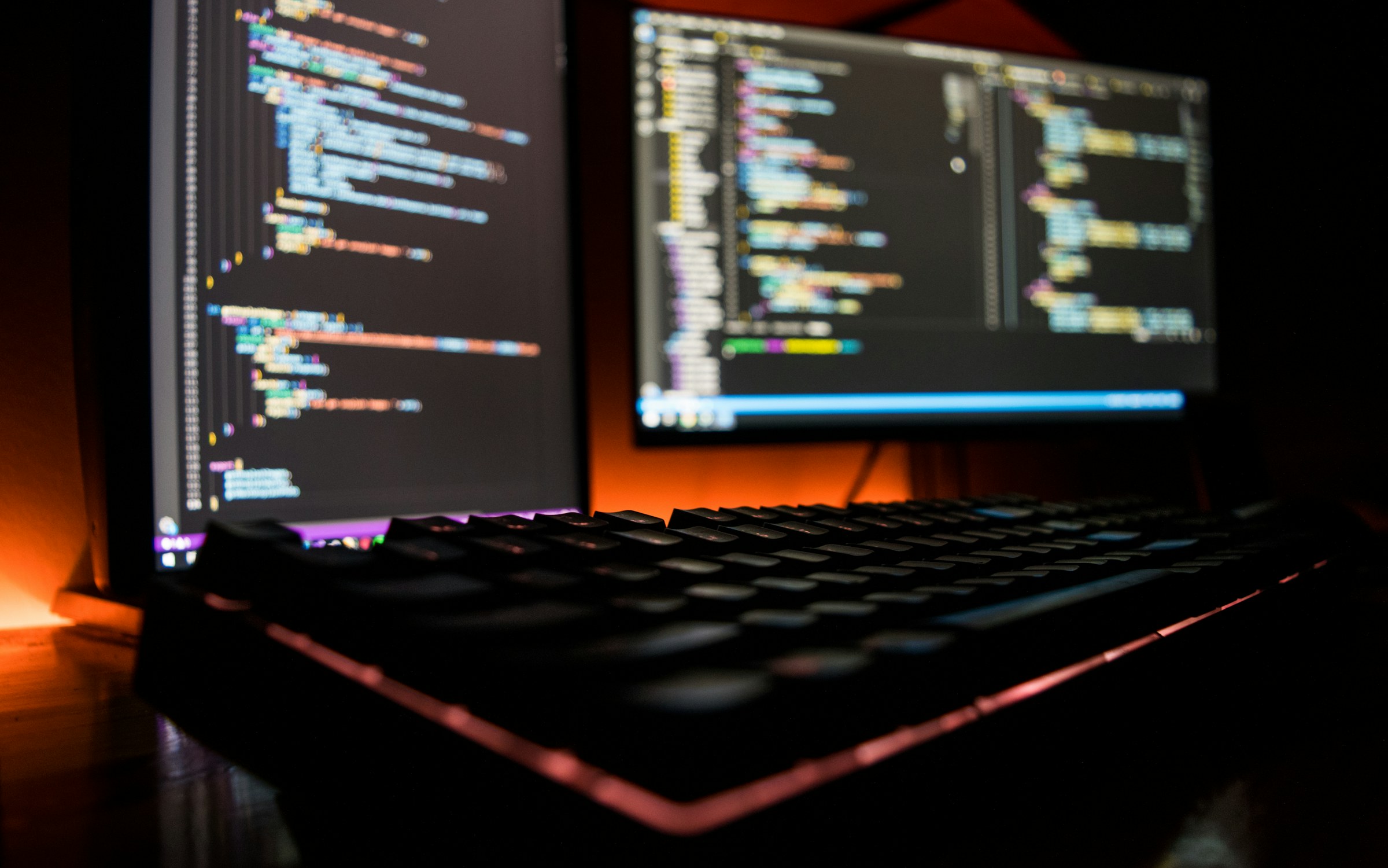 Estación de desarrollo con dos monitores mostrando código.