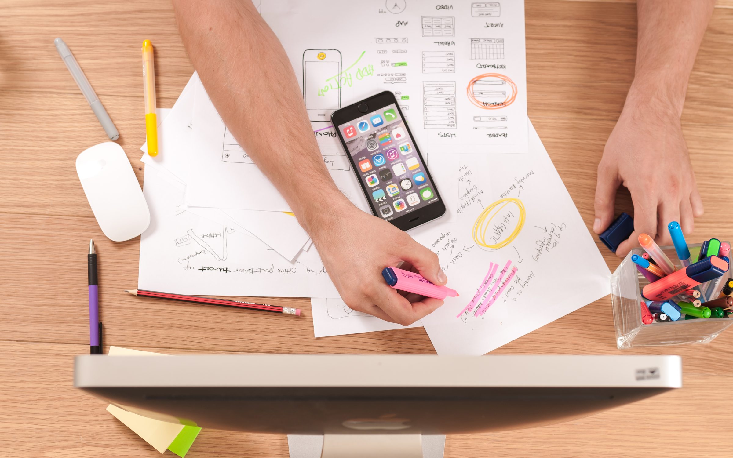 Bocetos de software, flujos e interfaces sobre el escritorio.